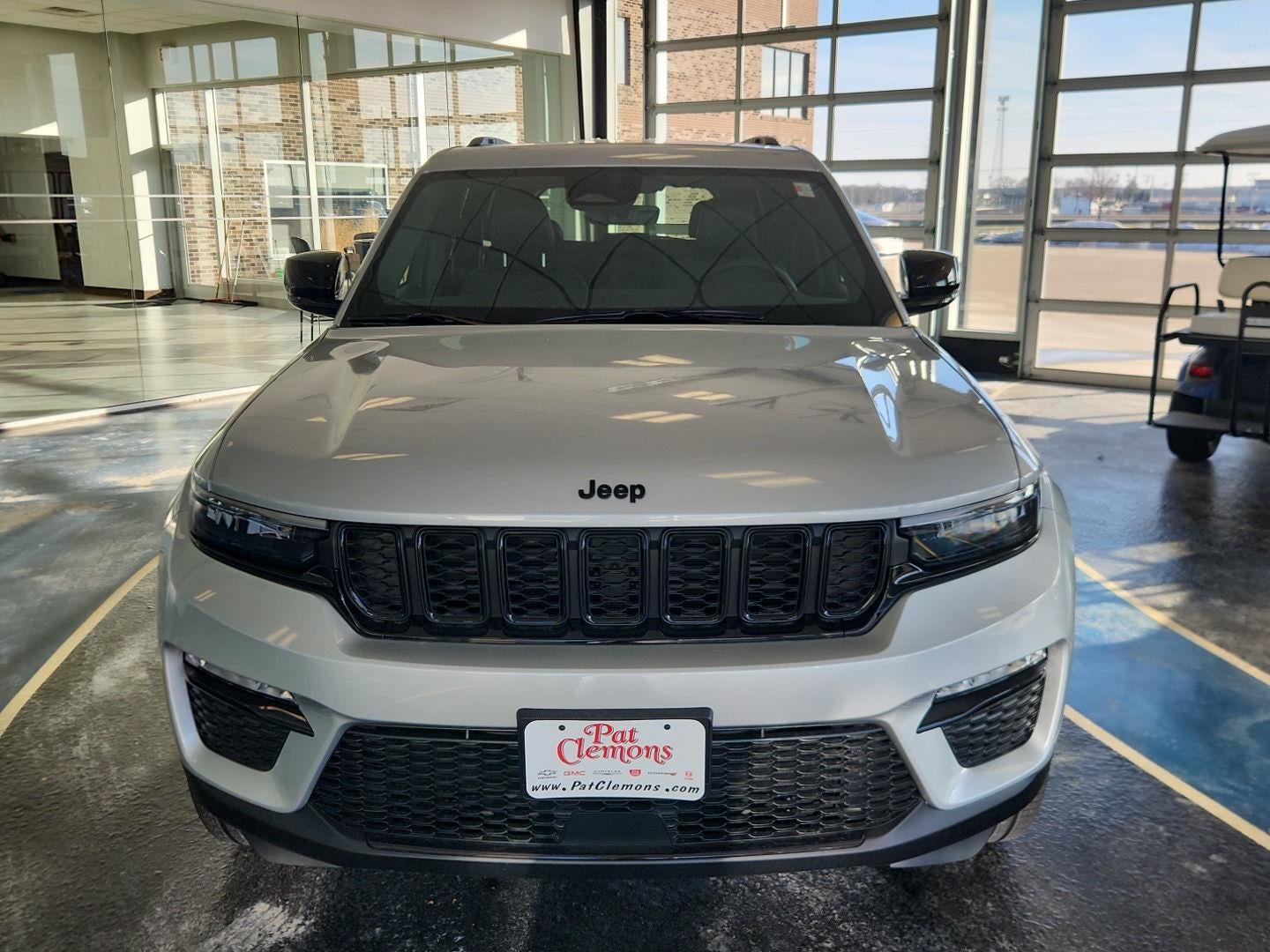 2025 Jeep GRAND CHEROKEE Base