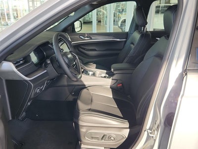 2025 Jeep GRAND CHEROKEE Base