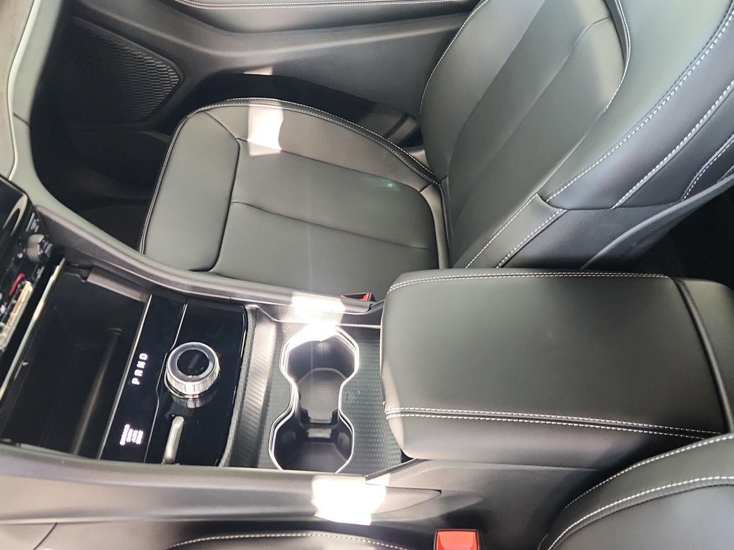 2025 Jeep GRAND CHEROKEE Base