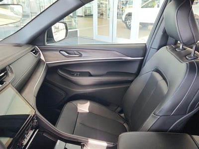 2025 Jeep GRAND CHEROKEE Base