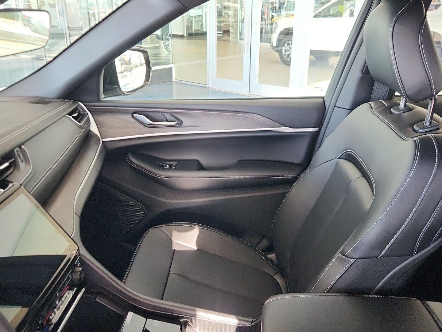 2025 Jeep GRAND CHEROKEE Base