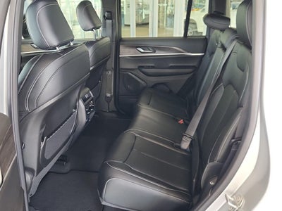 2025 Jeep GRAND CHEROKEE Base