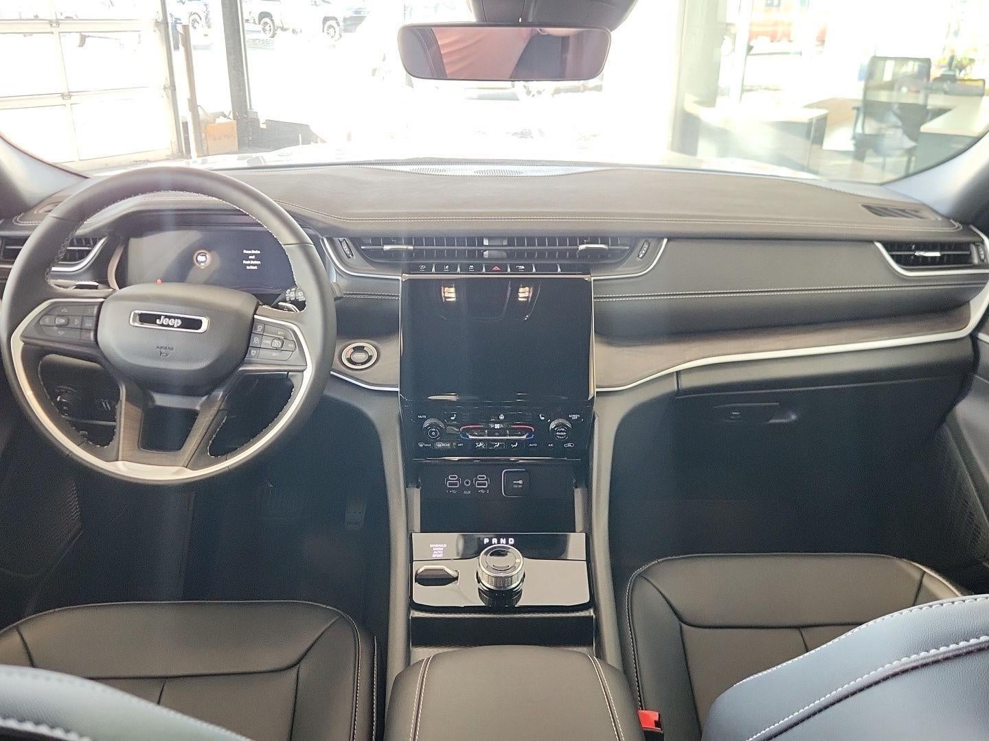 2025 Jeep GRAND CHEROKEE Base