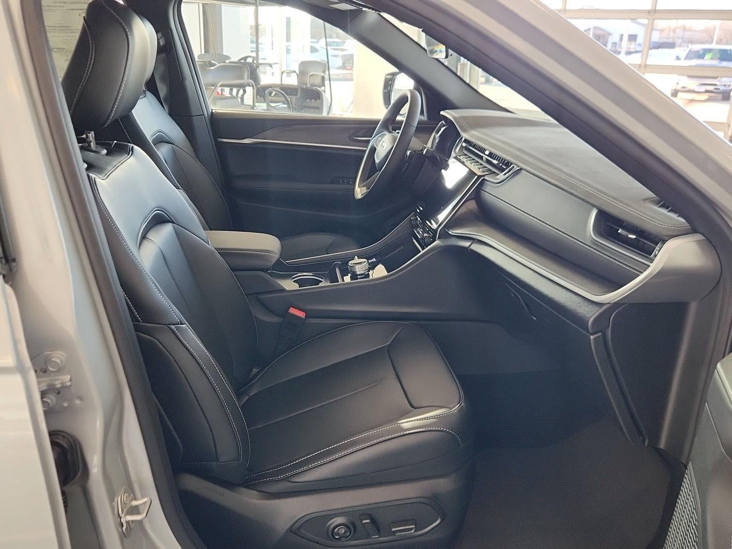 2025 Jeep GRAND CHEROKEE Base