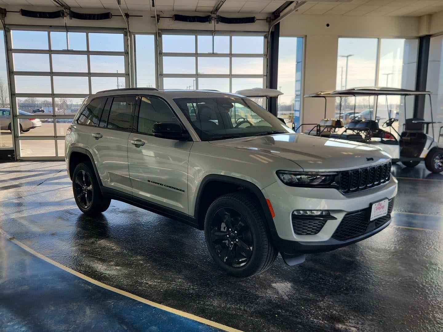 2025 Jeep GRAND CHEROKEE Base