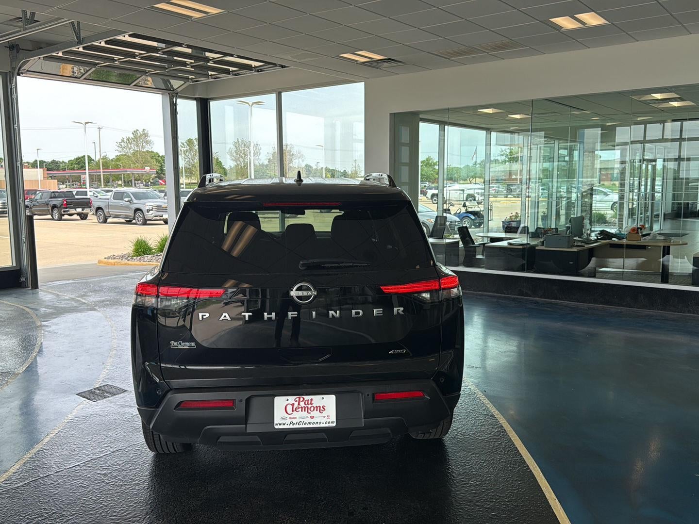 2025 Nissan Pathfinder SV